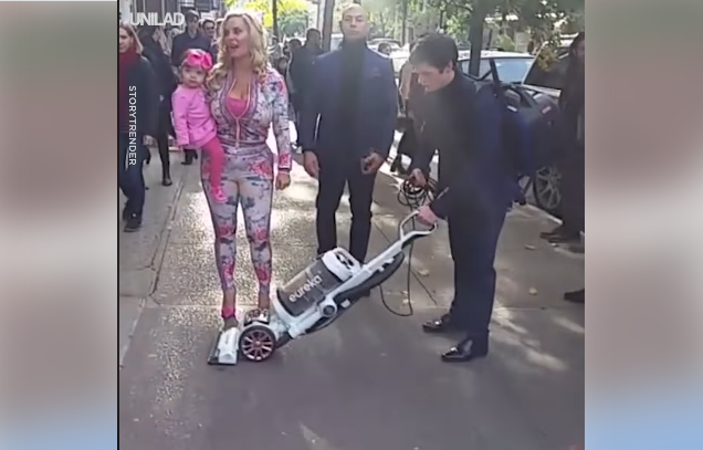 بالفيديو  ..  سيدة ثرية تستأجر شاباً ليكنس الشارع أمامها أثناء سيرها!