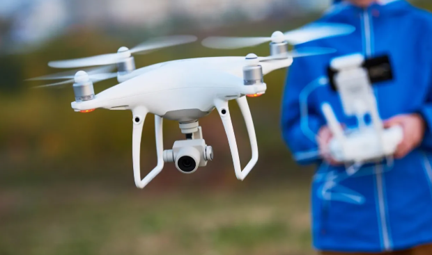 نظام جديد يعدّل رسوم الطيران المدني وينظّم أنشطة "الطائرات المسيّرة"