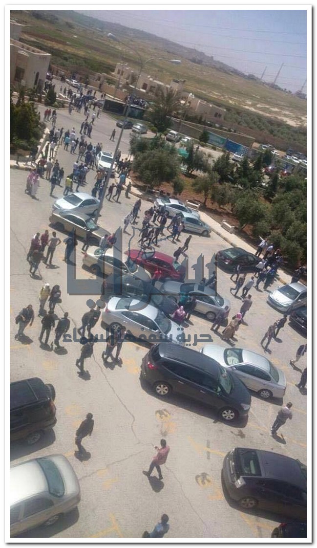 بالصور  ..  مشاجرة " عشائرية " بالزيتونة  ..  و تعليق للدوام و تكسير لسيارات الطلبة