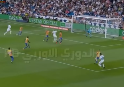 بالفيديو .. بنزيما يهدر 9 اهداف محققة ويتسبب في هدف ضد فريقه 