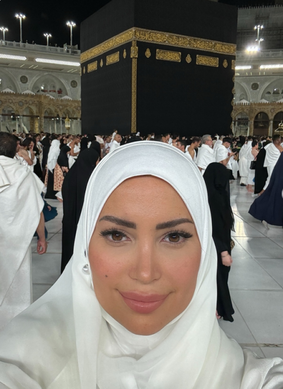 بالصور ..  نسرين طافش تعتمر 
