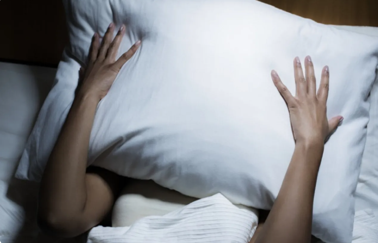 التعب المستمر بعد النوم قد يُشير إلى فقر الدم لدى النساء