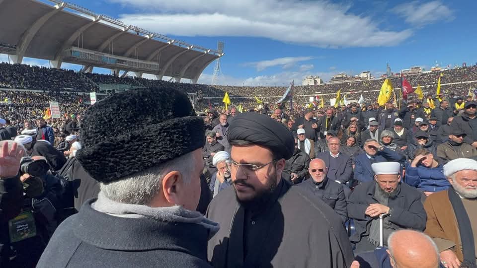 أول ظهور لـ "محمد مهدي" نجل نصرالله خلال تشييع والده 