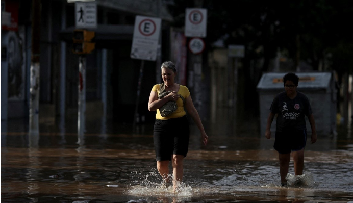 مقتل 100 شخص جراء الفيضانات في البرازيل
