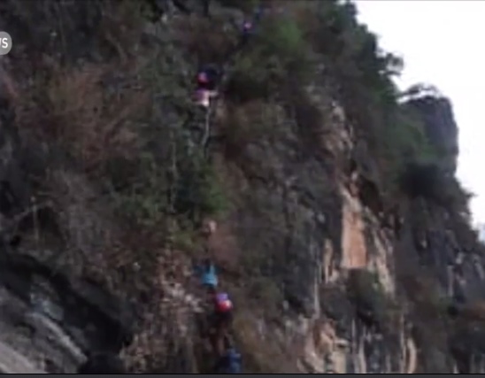 بالفيديو  ..  اطفال يواجهون الموت يومياً ويتسلقون جبلاً بطول 800 متر للوصول الى المدرسة