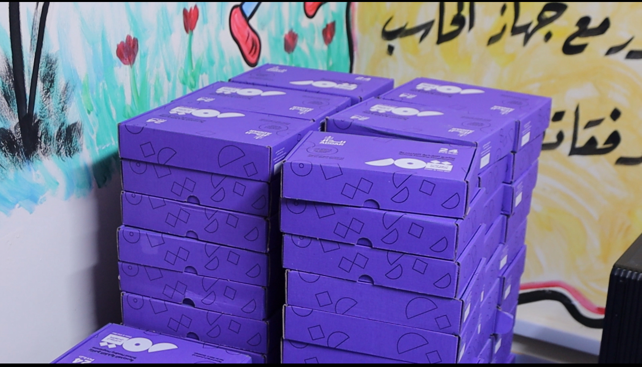 تكية أم علي تطلق برنامج التغذية المدرسية وتباشر تقديم ألواح التمر لطلبة المدارس الحكومية في ثلاث محافظات