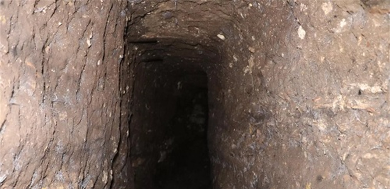 العثور على نفق كبير أسفل مصرف - صورة 