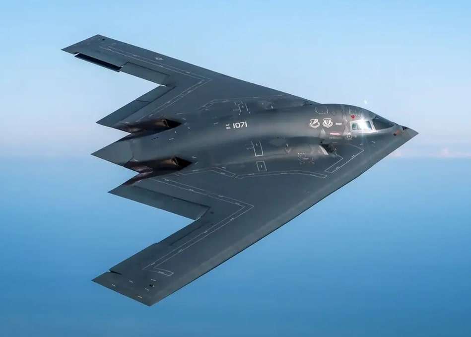 قاذفات B-2 تتحرك ومسؤولو البنتاغون يلغون عطلاتهم لضرب إيران
