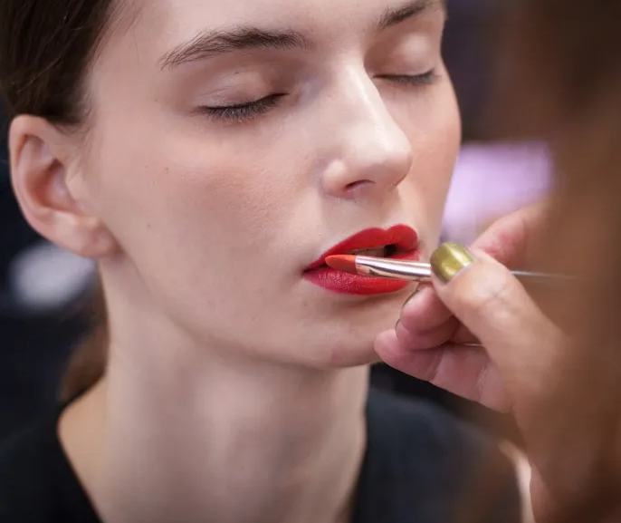 كيف تحافظين على ثبات أحمر الشفاه لساعات؟ أسرار التحضير والتطبيق الصحيح