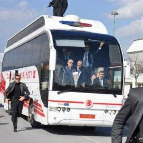 حافلة أردوغان تدهس حارسه الشخصي ..  شاهد ماذا فعل الرئيس؟