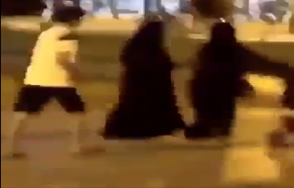 شاهد بالفيديو  ..  غضب عارم في السعودية بعد انتشار مقطع لشاب يتحرش بإمرأة و يلوذ بالفرار 