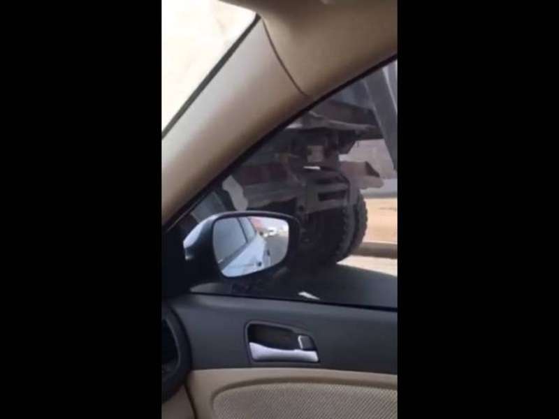 بالفيديو ..  مواطن بينبع يوثق تهوُّر سائق "شاحنة" قام بربط الباب الخلفي بسلسلة