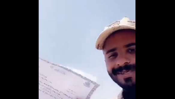 مشهد مؤثر ..  سعودي يوثق فرحته بتخرجه أمام قبر والده