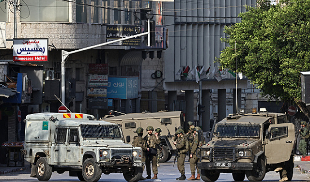 حملة اعتقالات واقتحامات تمتد من القدس إلى الخليل