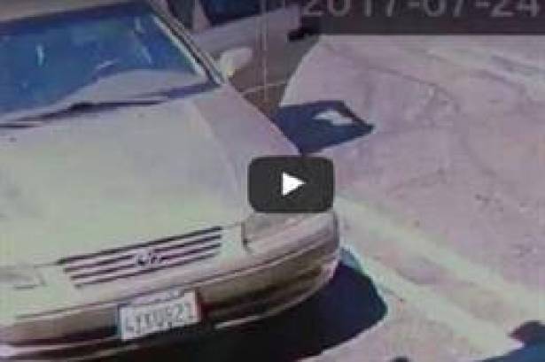 بالفيديو: أب يلقي طفله الرضيع في موقف للسيارات!