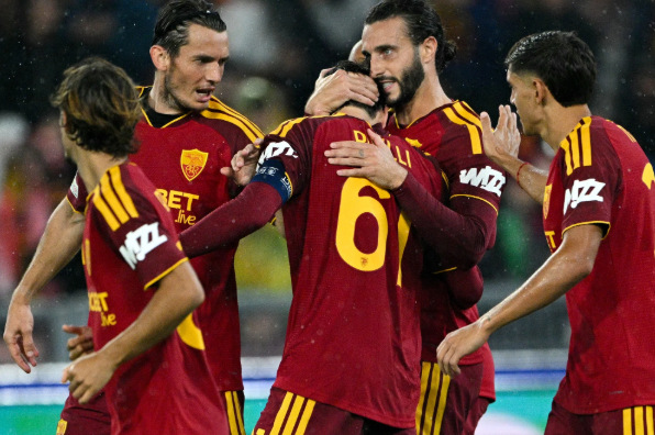 روما يفرض التعادل على نابولي وكومو يواصل انتصاراته في الدوري الإيطالي