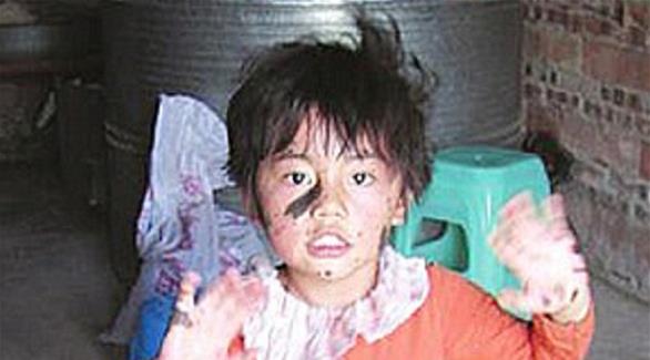 شاهد : طفلة صينية تتحول إلى "قطة بشرية"