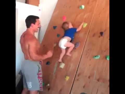 بالفيديو ..  طفل في شهره العشرين يتسلق صخورا مصطنعة