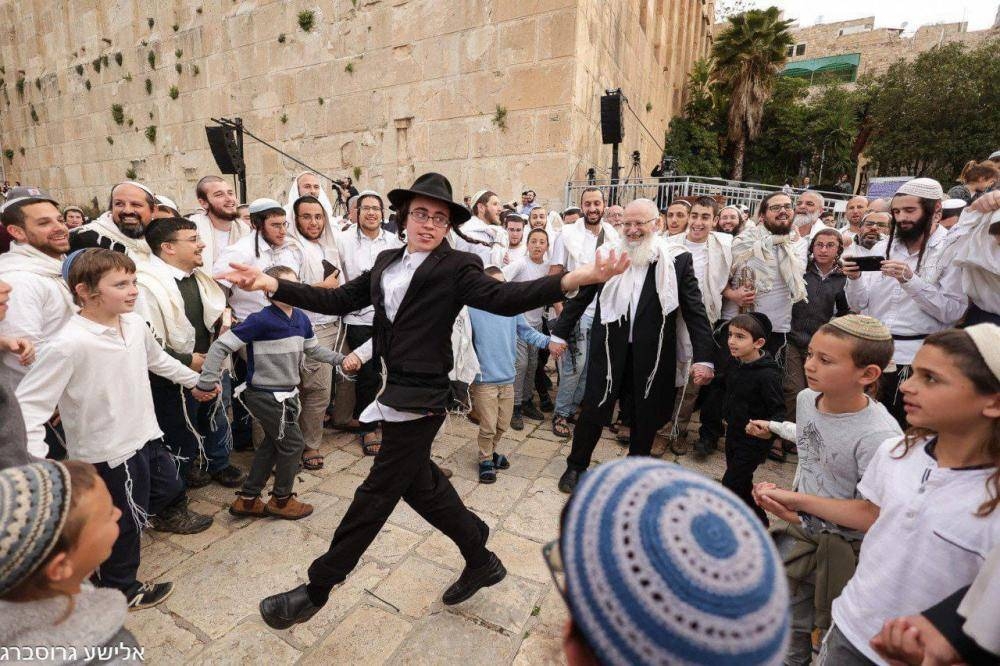 رفع حالة التأهب ..  مسيرة استفزازية للمستوطنين بالقدس احتفالًا بـ"العرش"