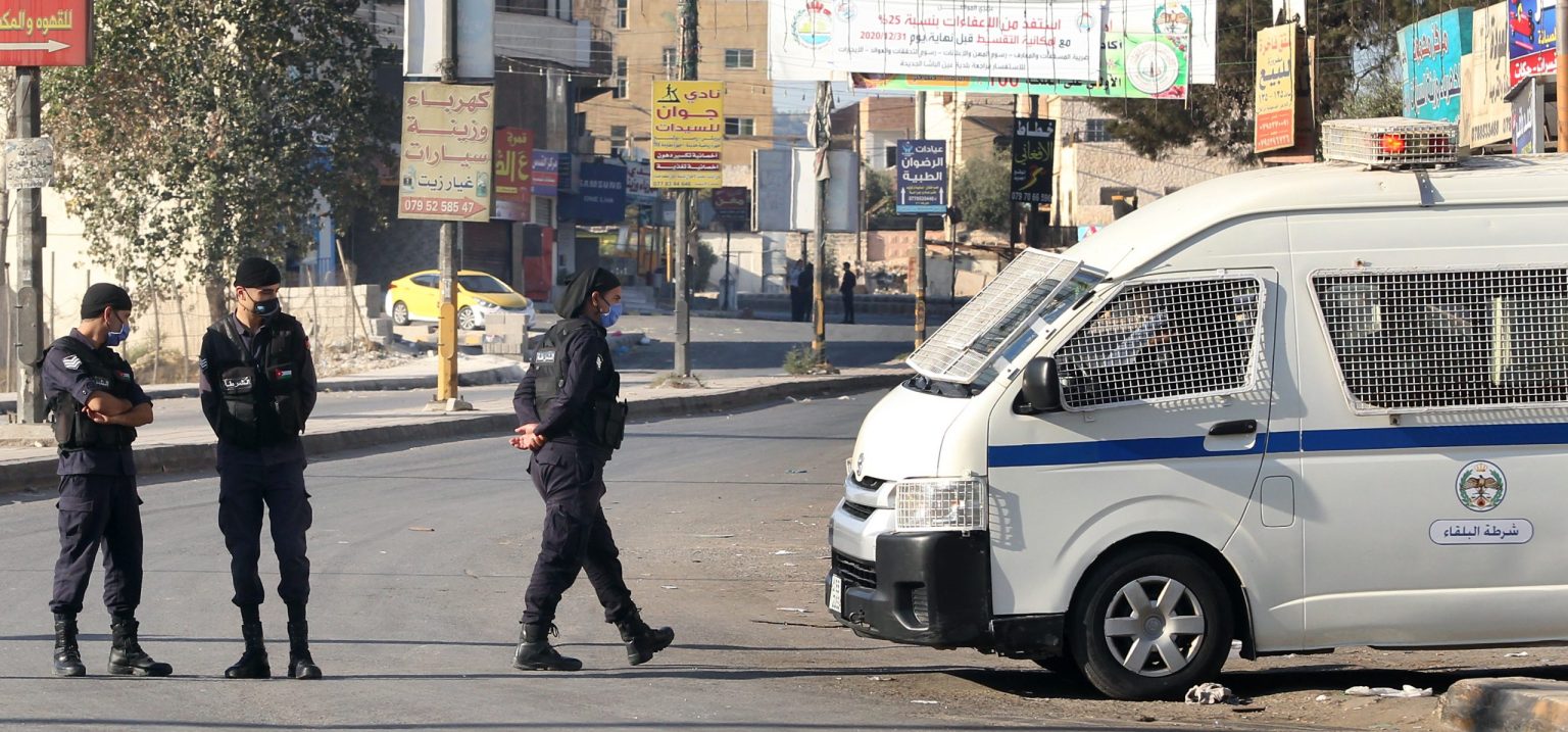 خبراء: “حظر اليومين” بلا جدوى ..  والوقاية بالتباعد