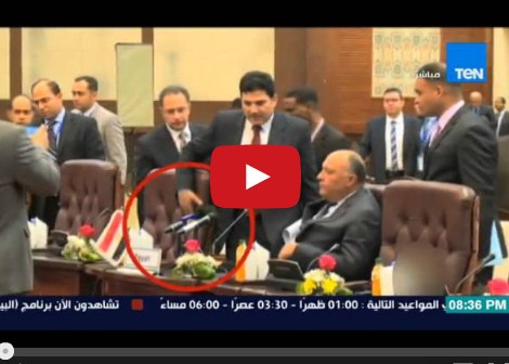 بالفيديو ..  وزير الخارجية المصري يحطم مكرفون قناة الجزيرة