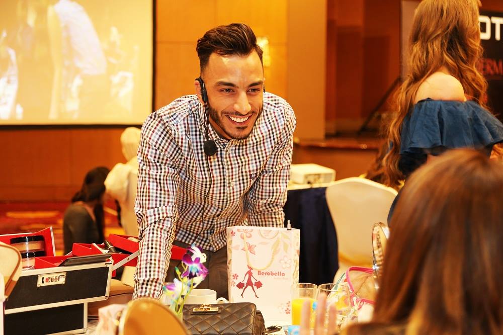 خبير التجميل لمبز يعقد دورة تدريبية في الجمال