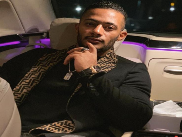 محمد رمضان ينشر صورة رفقة زوجته من داخل الطائرة