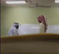 طالب يوثق اعتداء وكيل مدرسة على زميله في الرياض