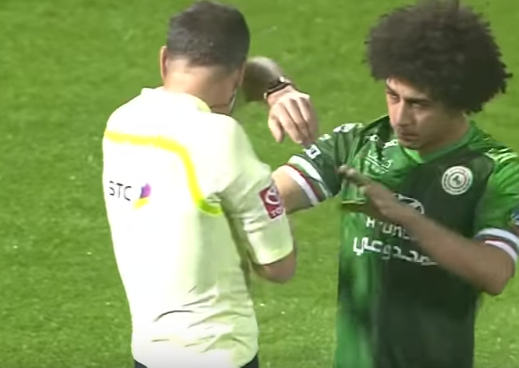 بالفيديو .. اللاعب حسين السيد يضرب الحكم عن طريق الخطأ ..  شاهد ردة فعل الحكم