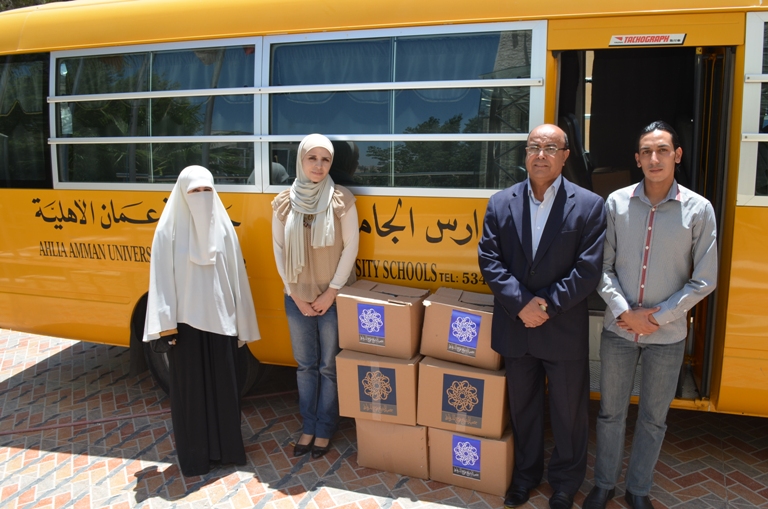 جامعة عمان الأهلية توزع طرود الخير في محافظة البلقاء