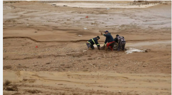 الأمن العام ينقذ المحاصرين ويعالج تجمع المياه أثناء المنخفض الجوي في الأردن