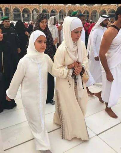 بالصور  ..  الأميرة هيا والشيخة جليلة تؤديان مناسك العمرة 