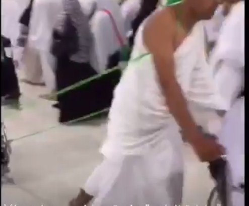 بالفيديو  ..  شاهد ماذا فعل شاب مع والديه خلال الطواف حول الكعبة 