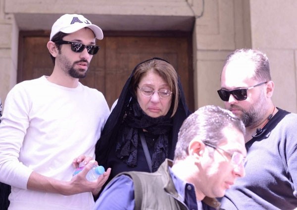 بالصور  ..  كريم عبدالعزيز ينعي والده بكلمات مؤثرة
