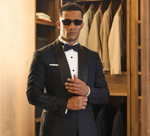 محمد رمضان ينهار في جنازة والده بغياب نجوم الفن 