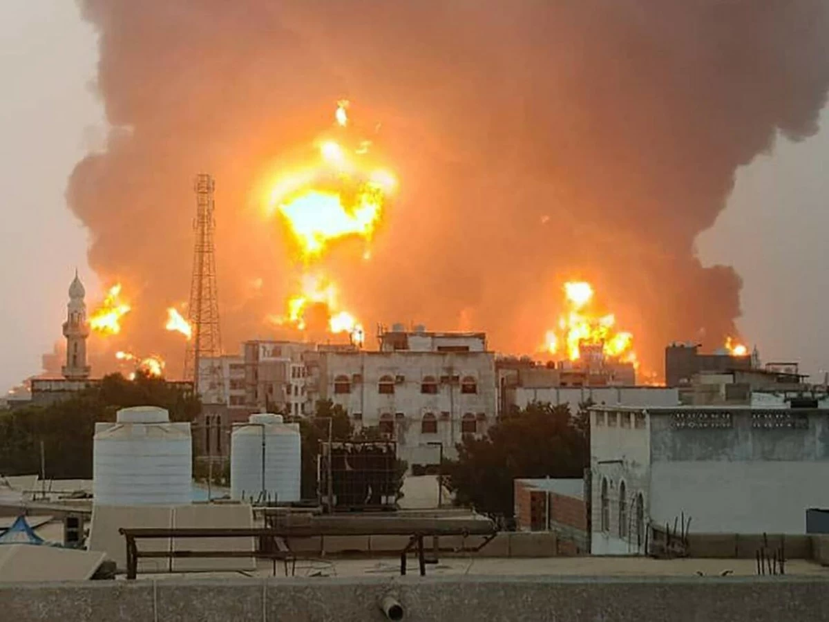 غارتان إسرائيليتان تستهدفان ميناء الحديدة في اليمن