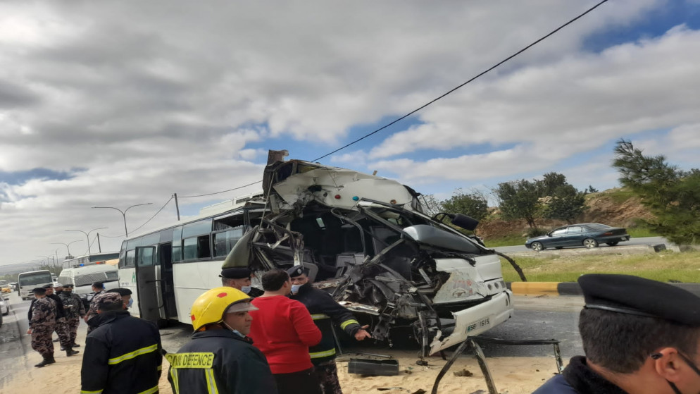 اصابة 12 شخص بحادث تصادم بين حافلة وصهريج على الطريق الصحراوي