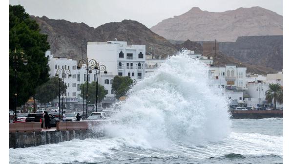 دخول عين إعصار "شاهين" السواحل العمانية خلال الساعات القادمة