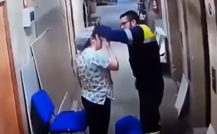 بالفيديو  ..  مُسعف في مستشفى يضرب بعنفٍ امرأةً حاملاً  على بطنها