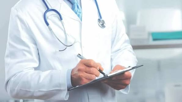 أطباء "مؤهلو الاختصاص" في وزارة الصحة يطالبون بإنصافهم وصرف تبعات اللقب المجمدة منذ 2021 بأثر رجعي
