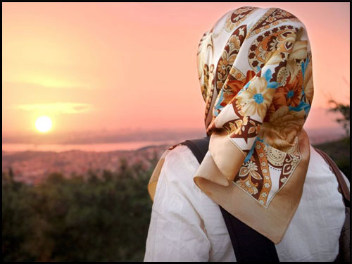 هل يجوز للمرأة المسلمة كشف شعرها على المرأة المسيحية؟