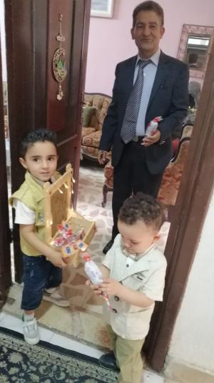 معايدة الطفلين أيهم واسكندر أبوالرب للجيران