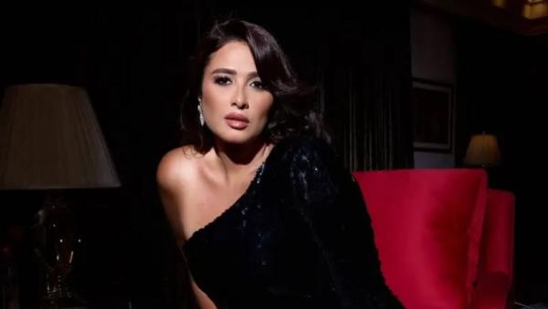 فنانة تمر بأزمات نفسية  ..  هل تجسد ياسمين عبد العزيز شخصية شيرين؟