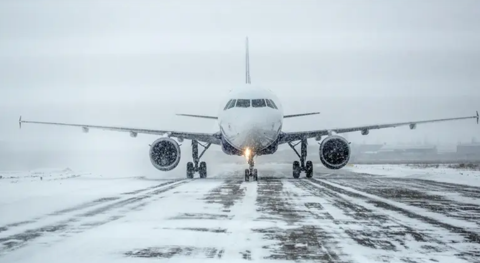 إلغاء نحو 140 رحلة جوية في باريس بسبب الثلوج