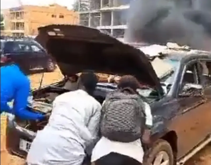 شاهد كيف أحرق مواطنون بالنيجر سيارات السياسيين في الحكومة السابقة انتقاما منهم 