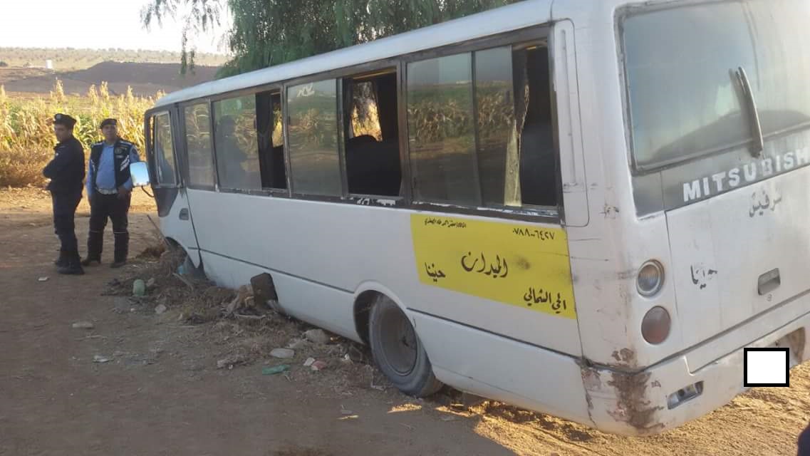 بالصور  ..  اصابة 9 اشخاص بحادث تدهور حافلة في اربد