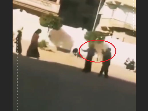 بالفيديو  ..  مدير يعتدي على طالبيتن ضرباً في باحة المدرسة في مصر 