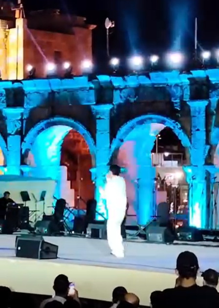 المغني الكوري سو يغني "علامكي وشلونكي" في مهرجان جرش ..  فيديو