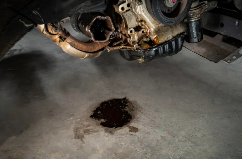 أسباب تسريب زيت المكينة في السيارة مع الحل 