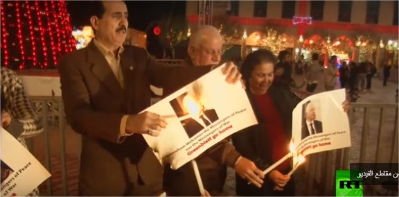 بالفيديو ..  فلسطينيون يحرقون صور نائب الرئيس الأمريكي أمام كنيسة المهد